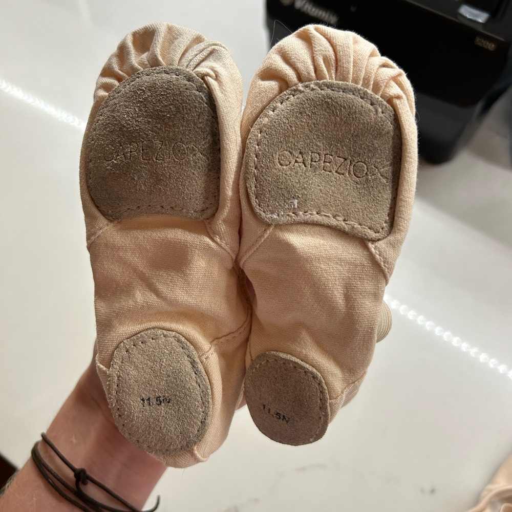 Capezio Hanami canvas ballet shoes excellent condition worn once! Toddler 11.5 - Picture 4 of 5